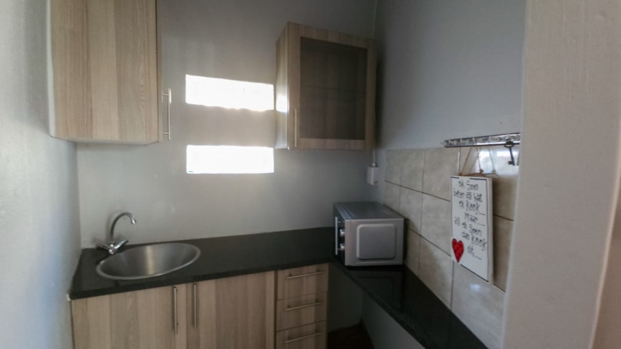 To Let 1 Bedroom Property for Rent in Meerhof North West
